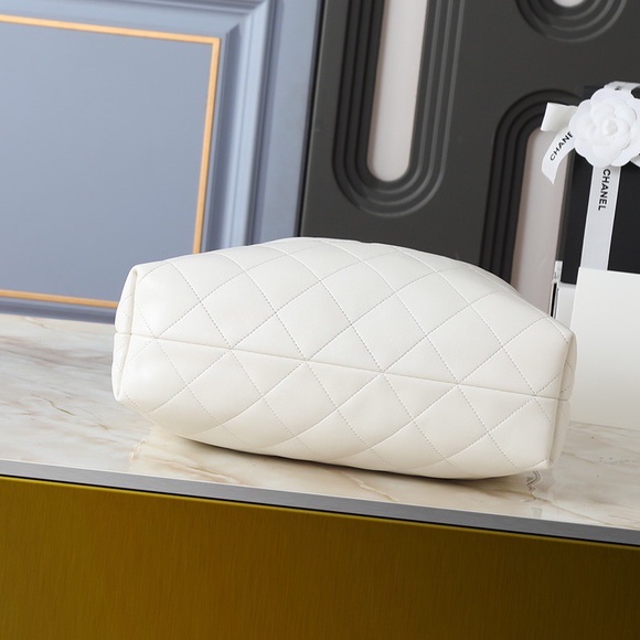 Elegant White Quilted Tote Bag - Picture 4 of 9